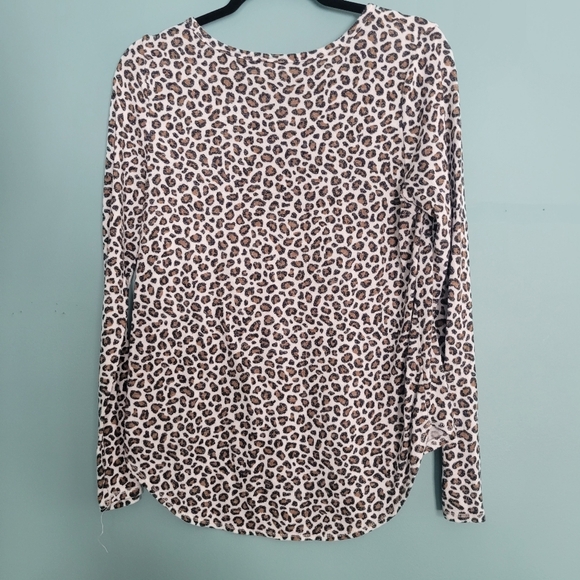 💎 Old Navy M Leopard Print Long Sleeve - Picture 2 of 4